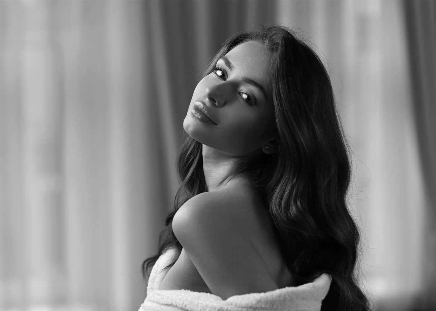 Woman looking over her shoulder image in black and white